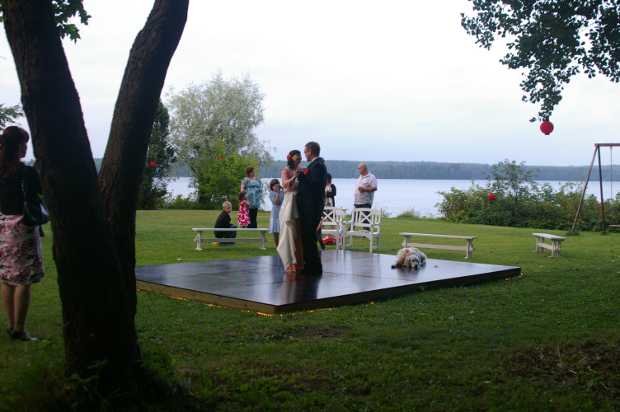 Dancefloor on the lakeside lawn in front of Järvelä main house