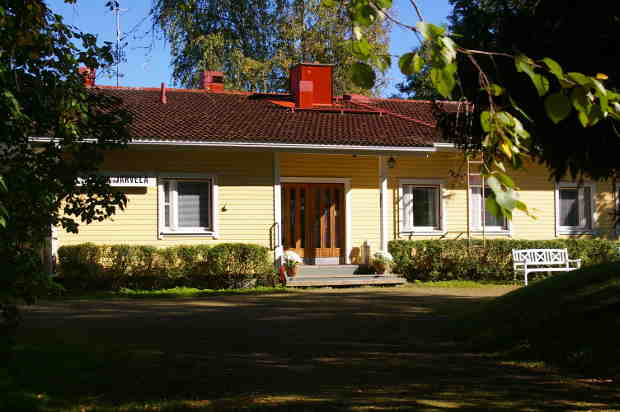 Main entrance to Järvelä