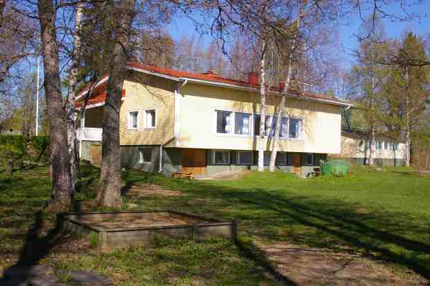 Järvelä main house in Spring