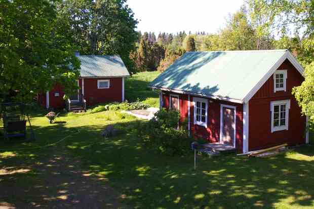 Two of the traditional cabins at Järvelä