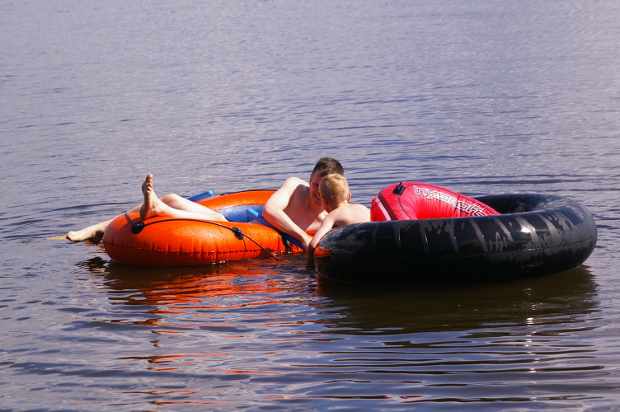 Vesi hauskaa Järvelä rantaviivaa